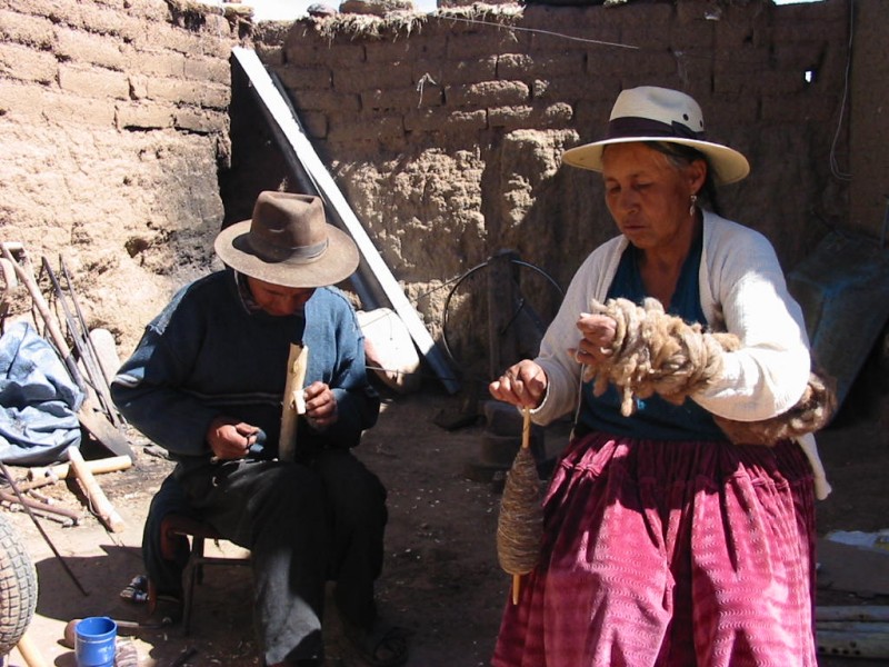 4a. Simón Taqui fabricando pinkillus en Cala Cala junto a su esposa